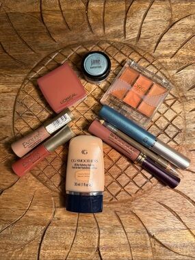 Assorted Everyday Makeup Essentials Kit with Hydrating Foundation & more